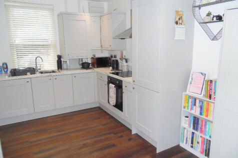 KITCHEN/DINING AREA