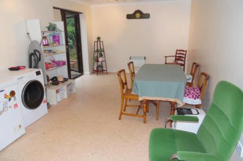 GARDEN/GAMES ROOM
