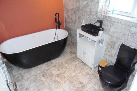 UPSTAIRS BATHROOM