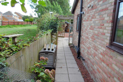 SIDE/ REAR GARDEN