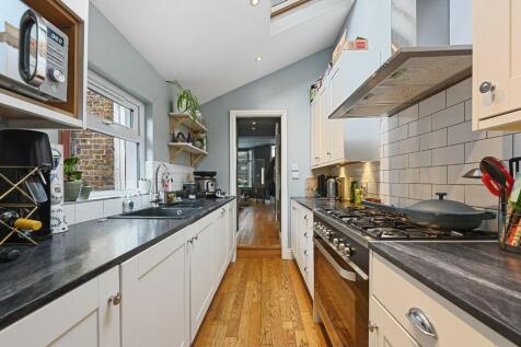  Fitted Kitchen 