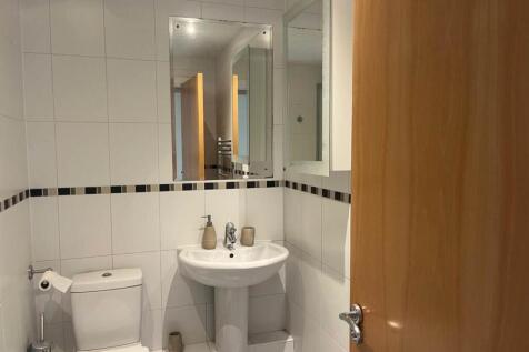 En suite shower 3 