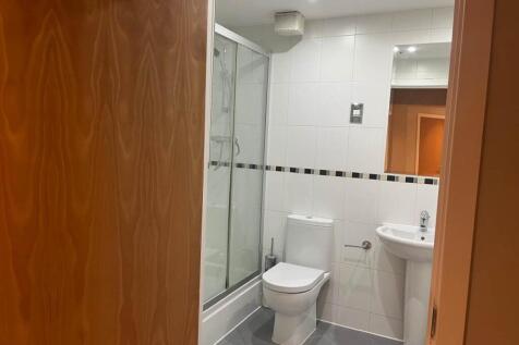 Main bathroom 3 