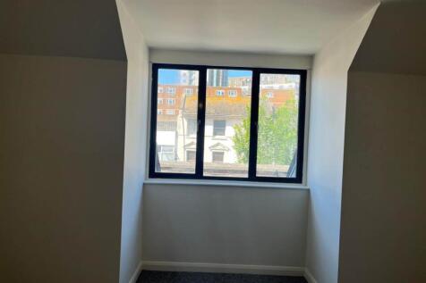 Large bedroom 4
