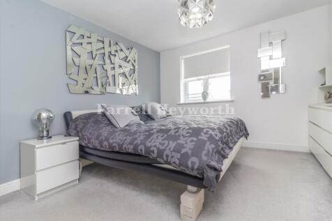 Bedroom 1 image 3