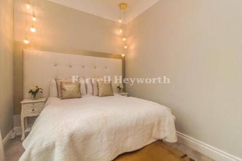 Bedroom 1 image 3