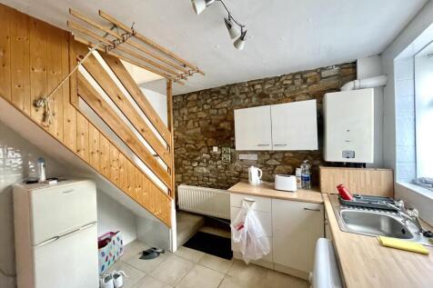 Kitchen angle 2