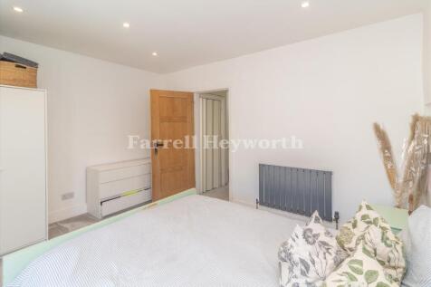 Bedroom 1 image 2
