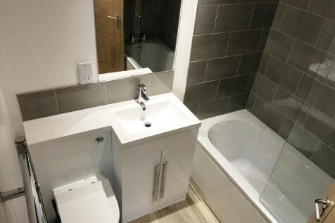 Main Bathroom 