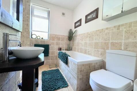 FAMILY BATHROOM ONE.jpeg