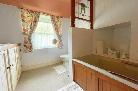 BATHROOM.jpeg