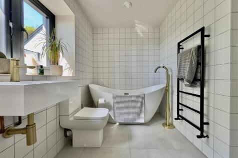 BATHROOM.jpeg