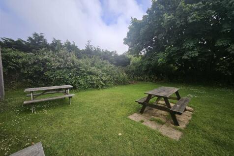 Seating area to the rear