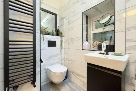 SHOWER ROOM.jpeg