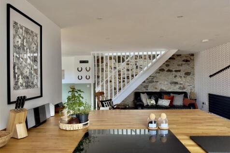 KITCHEN TO FAMILY ROOM