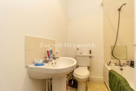 Flat 1 Bathroom