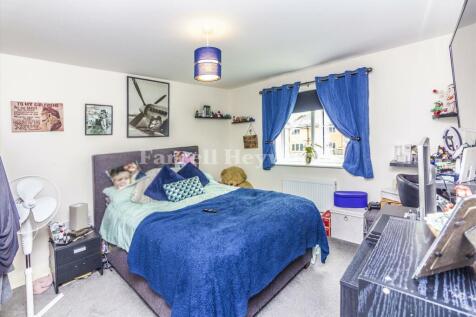 Bedroom 1 image 2