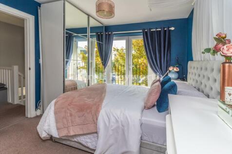 Bedroom 1 image 2