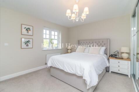 Bedroom 1 image 3