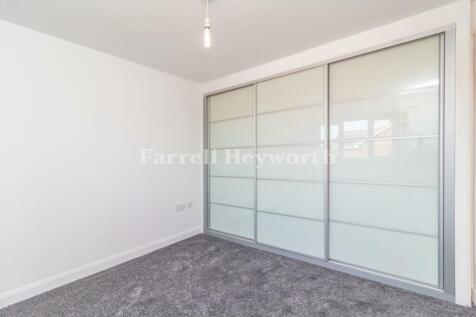 Bedroom 1 image 3