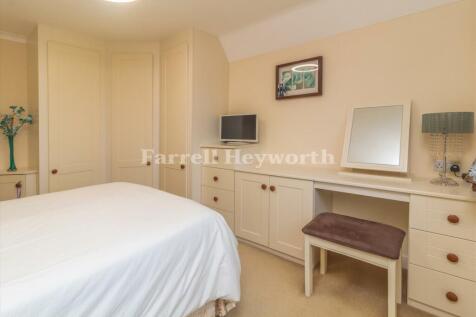 Bedroom 1 image 2