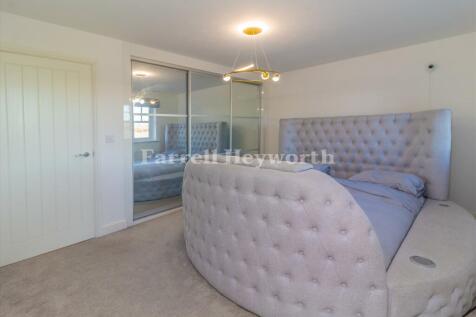 Bedroom 1 image 2