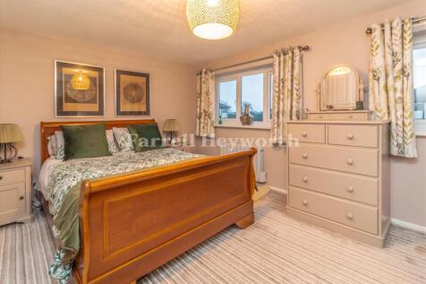Bedroom 1 image 2