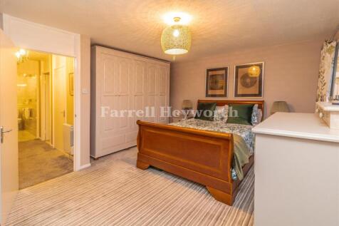 Bedroom 1 image 3