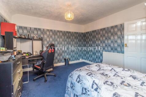 Bedroom 1 image 3