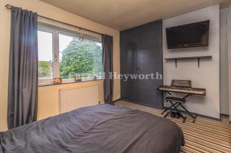 Bedroom 1 image 2