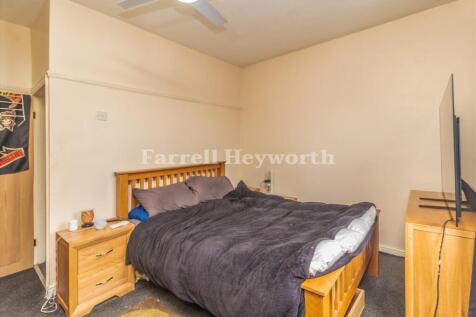 Bedroom 1 image 2