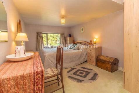 Bedroom 1 image 3