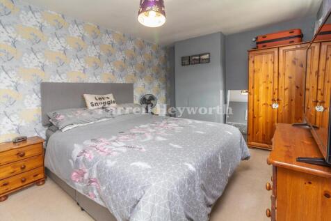 Bedroom 1 image 2