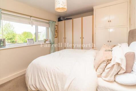 Bedroom 1 image 2