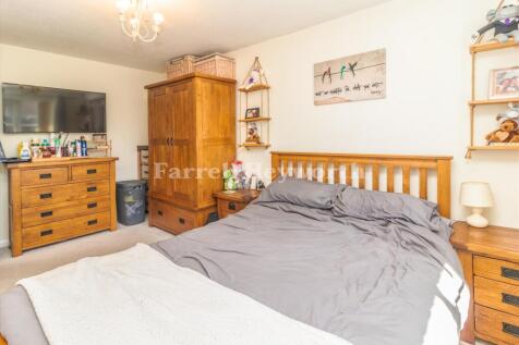 Bedroom 1 image 2