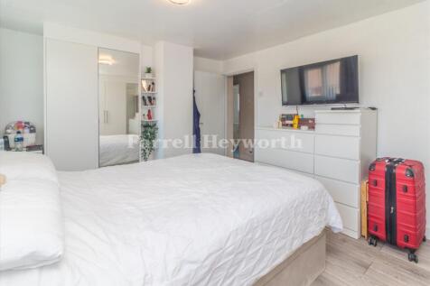 Bedroom 1 image 3