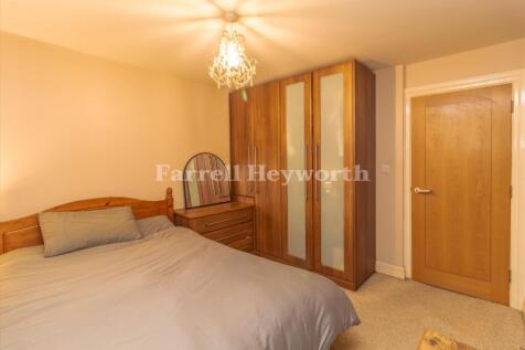 Bedroom 1 image 3
