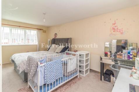 Bedroom 1 image 2