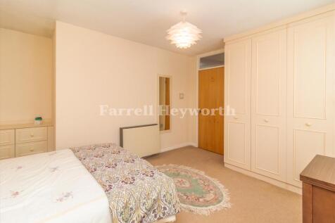 Bedroom 1 image 2