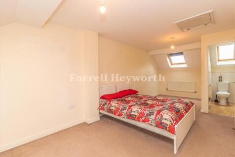 Bedroom 1 image 3