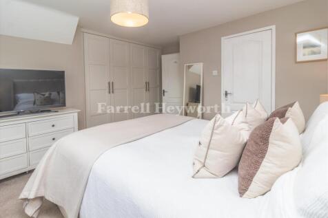 Bedroom 1 image 2