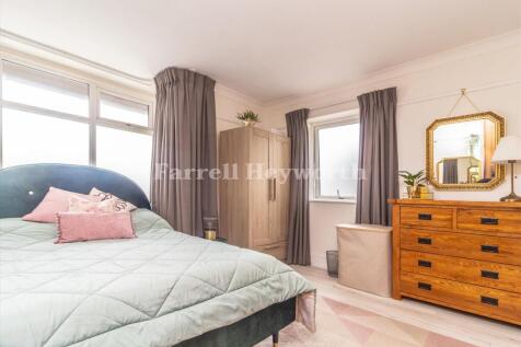 Bedroom 1 image 2