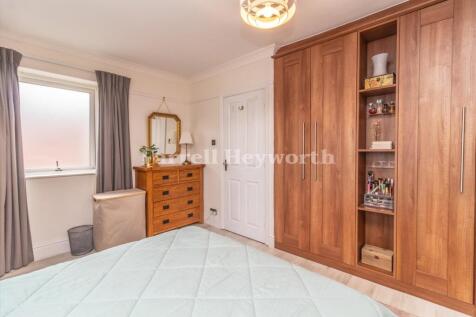Bedroom 1 image 3