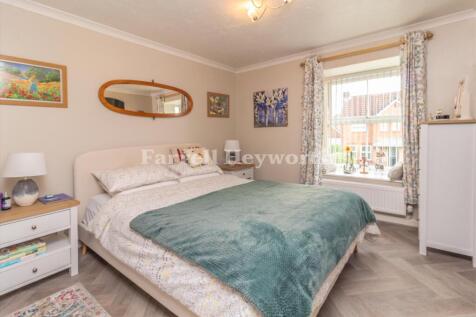 Bedroom 1 image 2