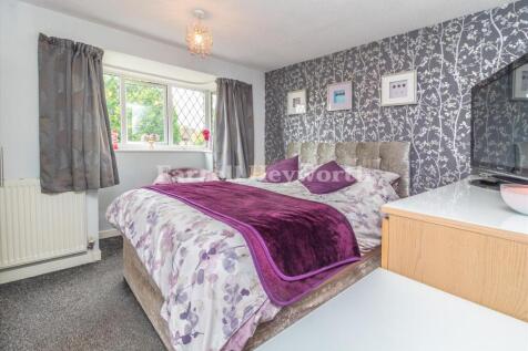 Bedroom 1 image 2