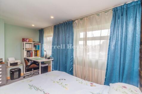 Bedroom 1 image 2