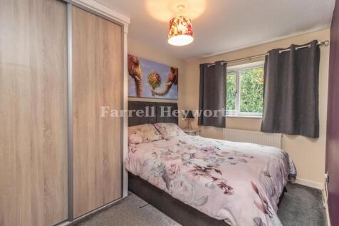 Bedroom 1 image 3