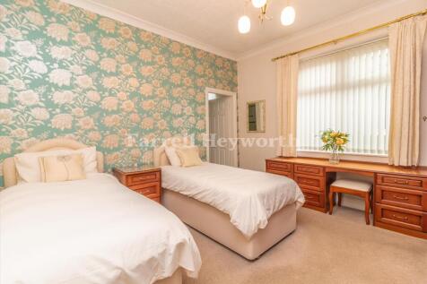 Bedroom 1 image 2