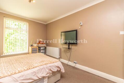 Bedroom 1 image 3