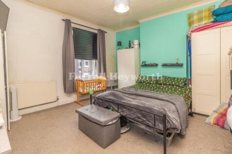 Bedroom 1 image 2